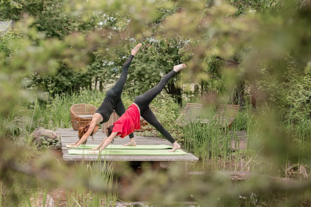 Entspannung und Yoga im Gr&uuml;nen auf der Gartenterrasse.