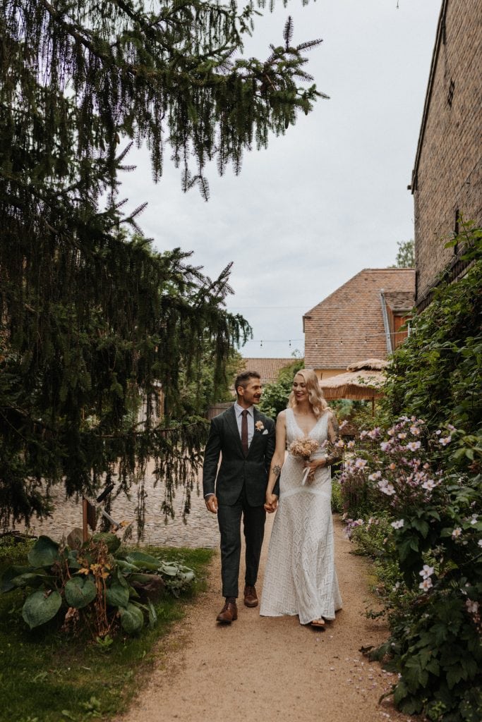 Entspannendes Hochzeitsfoto im Gr&uuml;nen mit gl&uuml;cklichem Brautpaar in Berlin.