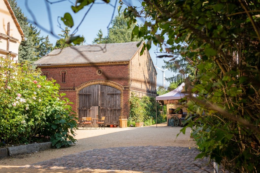 Gemütliche urige Scheune auf Gut Leben in Berlin, perfekt für nachhaltigen Lebensstil und Naturerlebnis.