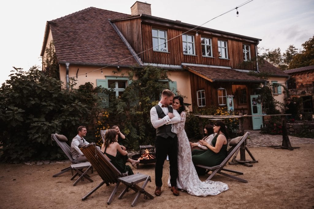 Romantische Hochzeitsfeier im Gr&uuml;nen bei Gut Leben Berlin, gem&uuml;tliches Outdoor-Event.