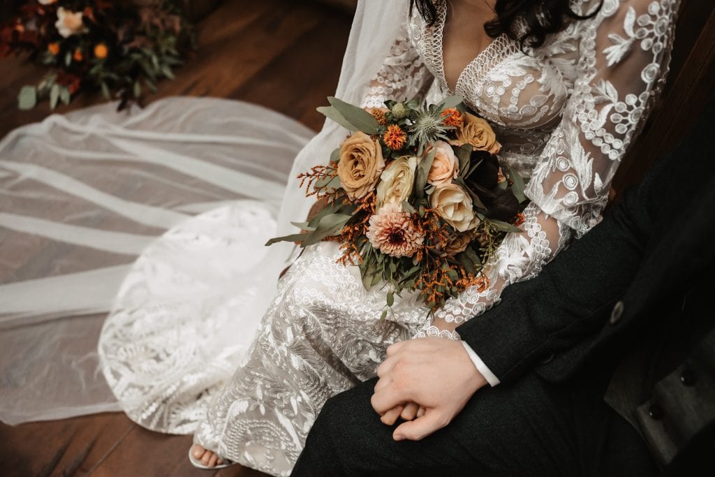 Elegantes Brautkleid mit Blumenstrau&szlig; bei einer Hochzeit in Berlin.