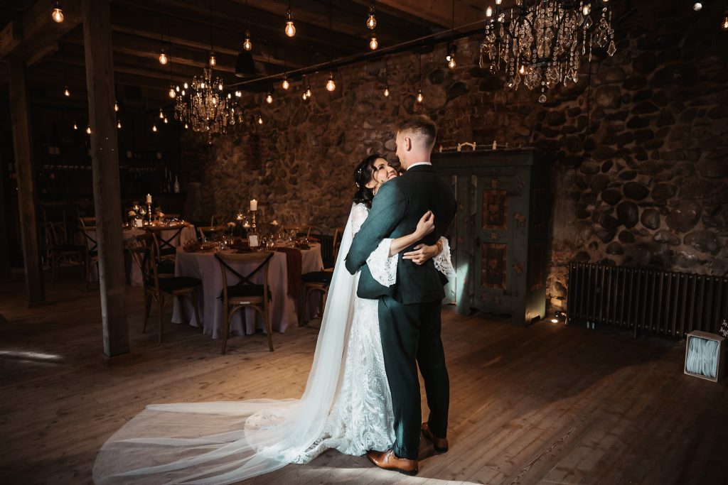 Romantisches Hochzeits ფოტო in rustikaler Location bei Gut Leben Berlin.