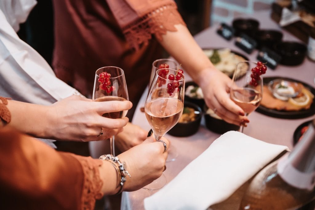 Feiern mit Sekt und Fingerfood bei Gut Leben Berlin, Genuss und Wohlbefinden im Fokus.