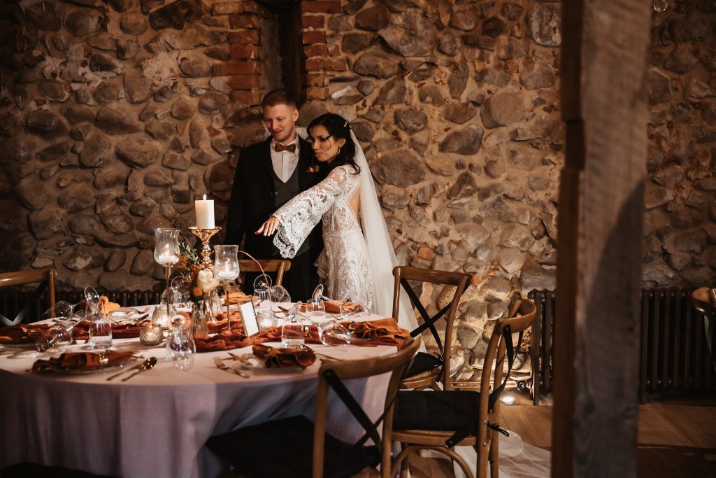 Romantisches Hochzeitsdinner in rustikaler Atmosph&auml;re bei Gut Leben Berlin.
