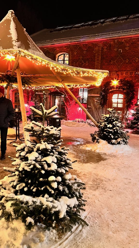 Gem&uuml;tliche Weihnachtsmarkt Stimmung in Berlin, festliche Lichter, Schnee und winterliche Atmosph&auml;re.