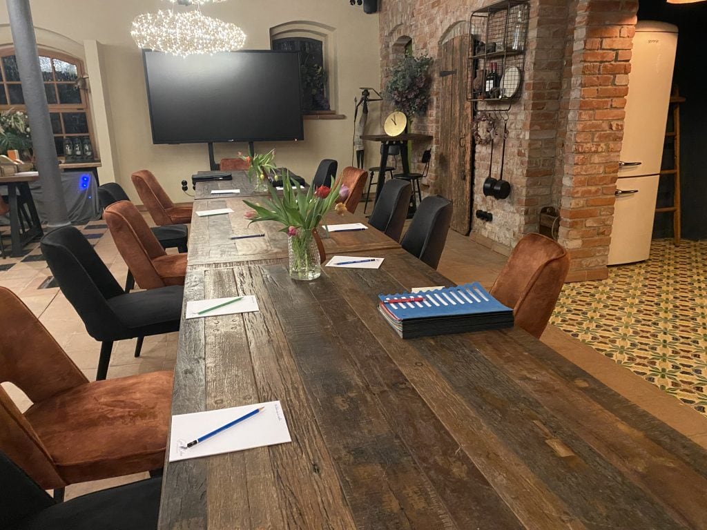 Hochwertiger Meetingraum mit rustikalem Charme, modernem Ambiente und vielseitigen Veranstaltungsoptionen.