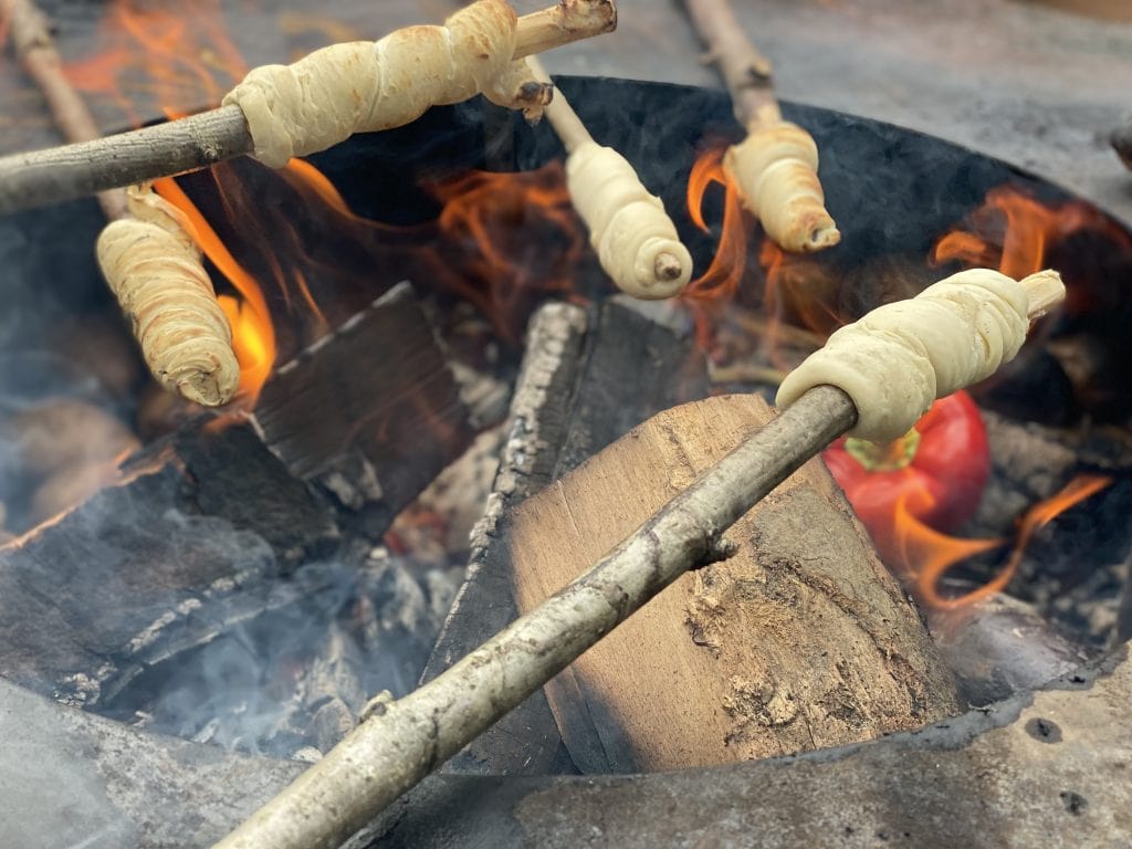 Knusprige Teigtaschen werden &uuml;ber offenem Feuer gegrillt, ideal f&uuml;r gesunde Ern&auml;hrung und bewusste Ern&auml;hrung.