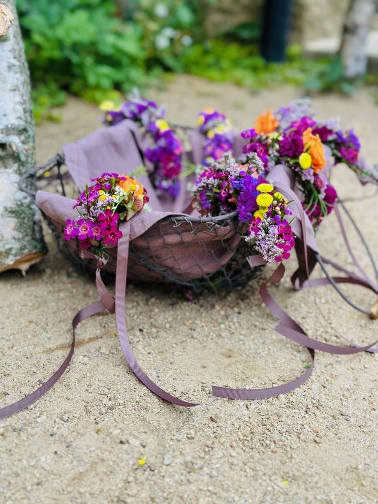Bunte Blumenarrangements im K&ouml;rbchen f&uuml;r ein naturnahes, nachhaltiges Leben bei Gut Leben Berlin.
