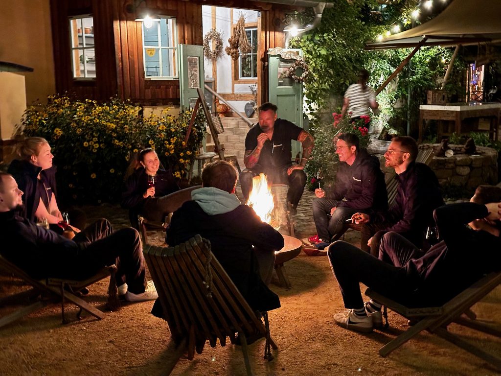 Gemütliches Feiern im Außenbereich mit Grillfeuer bei Gut Leben Berlin.