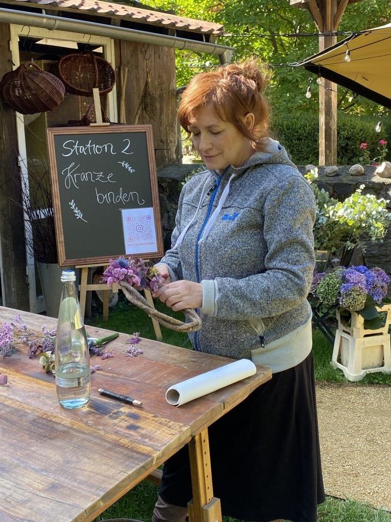Blumen binden im Garten, kreative DIY-Aktivit&auml;t bei Gut Leben Berlin.