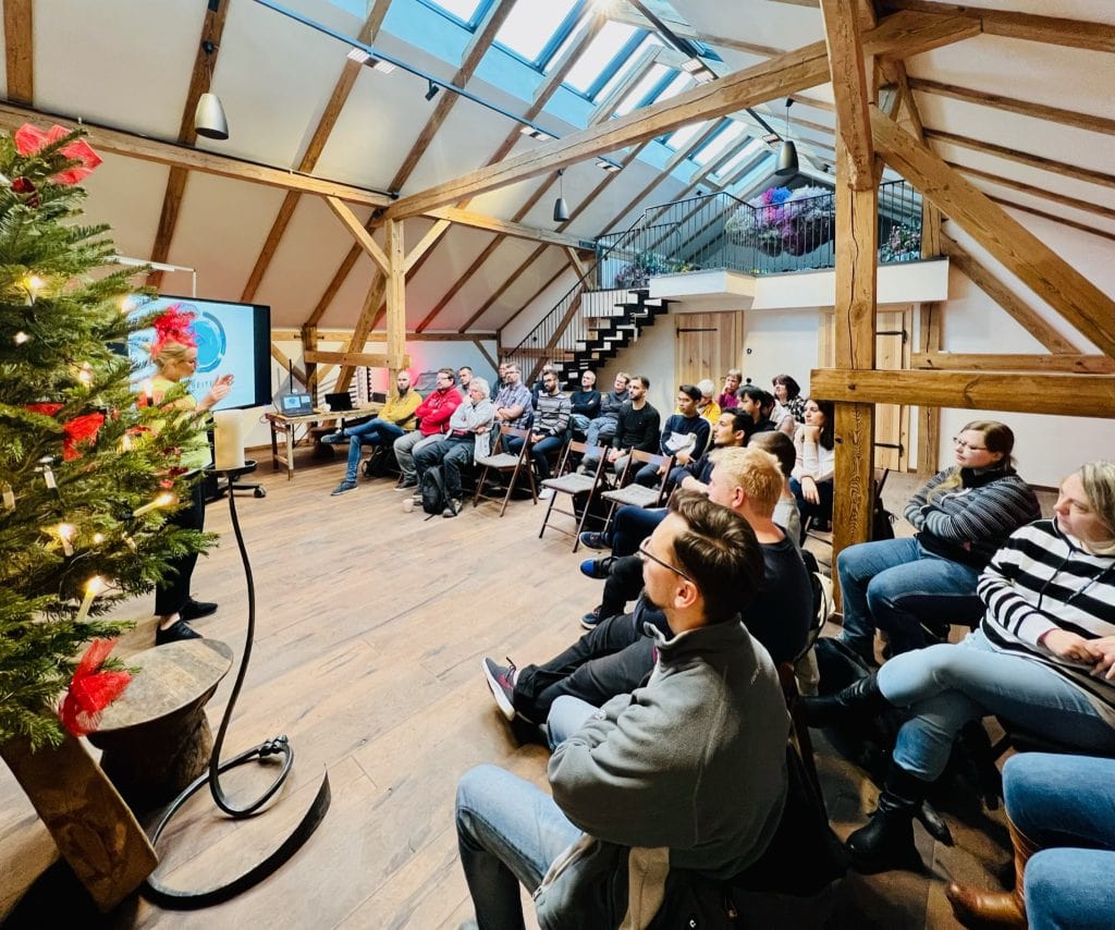 Besprechung im gem&uuml;tlichen Raum mit Holzdecke bei Gut Leben Berlin.