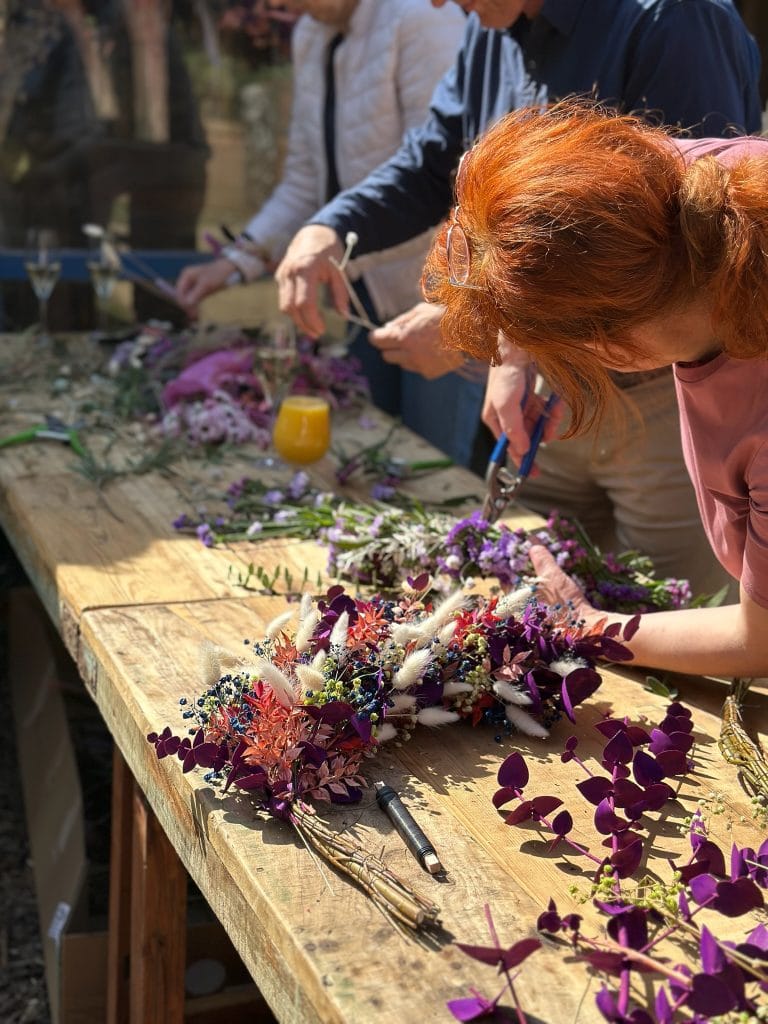 Bunter Strauss mit Blumen, Kräutern und Naturmaterialien beim Floristik-Workshop.
