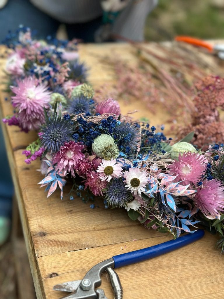 Bunte Wildblumenkranz, Handwerkskunst f&uuml;r Natur- und Blumenschmuck, kreative Floristik.