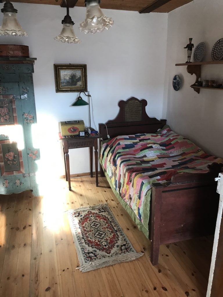 1. Historisches Schlafzimmer im Gut Leben Berlin mit rustikalem Flair und handgefertigten Details.
