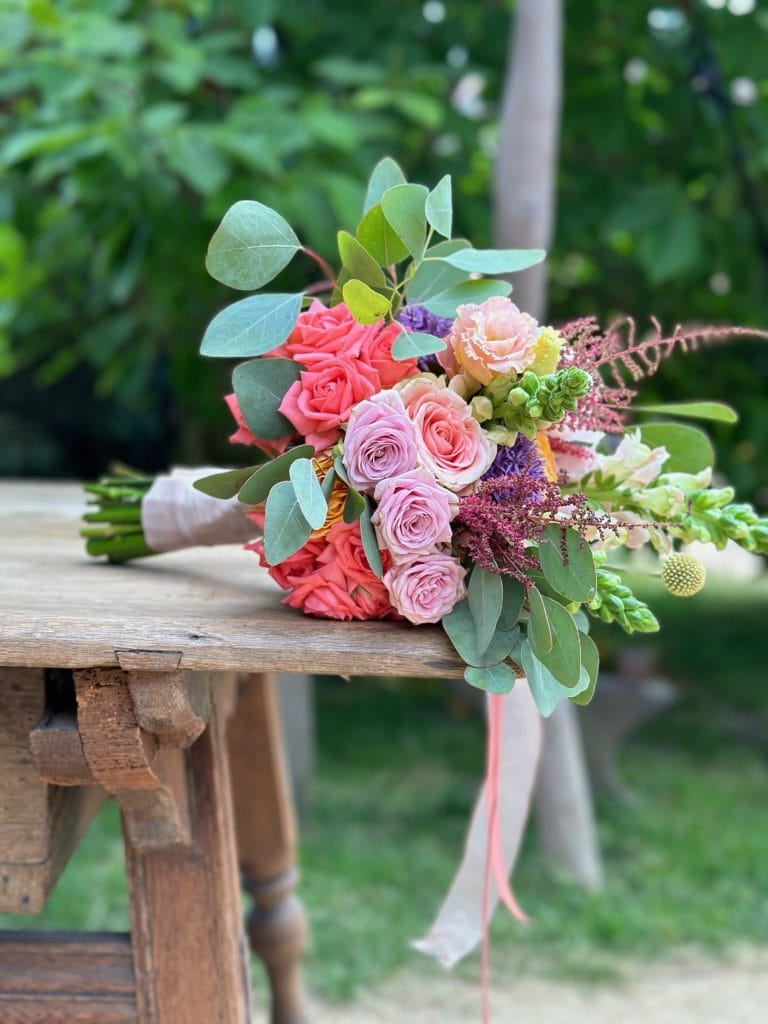 Fr&uuml;hlingsblumenstrau&szlig; mit Rosen, Eukalyptus und Lavendel f&uuml;r nat&uuml;rliche Sch&ouml;nheit und Entspannung.