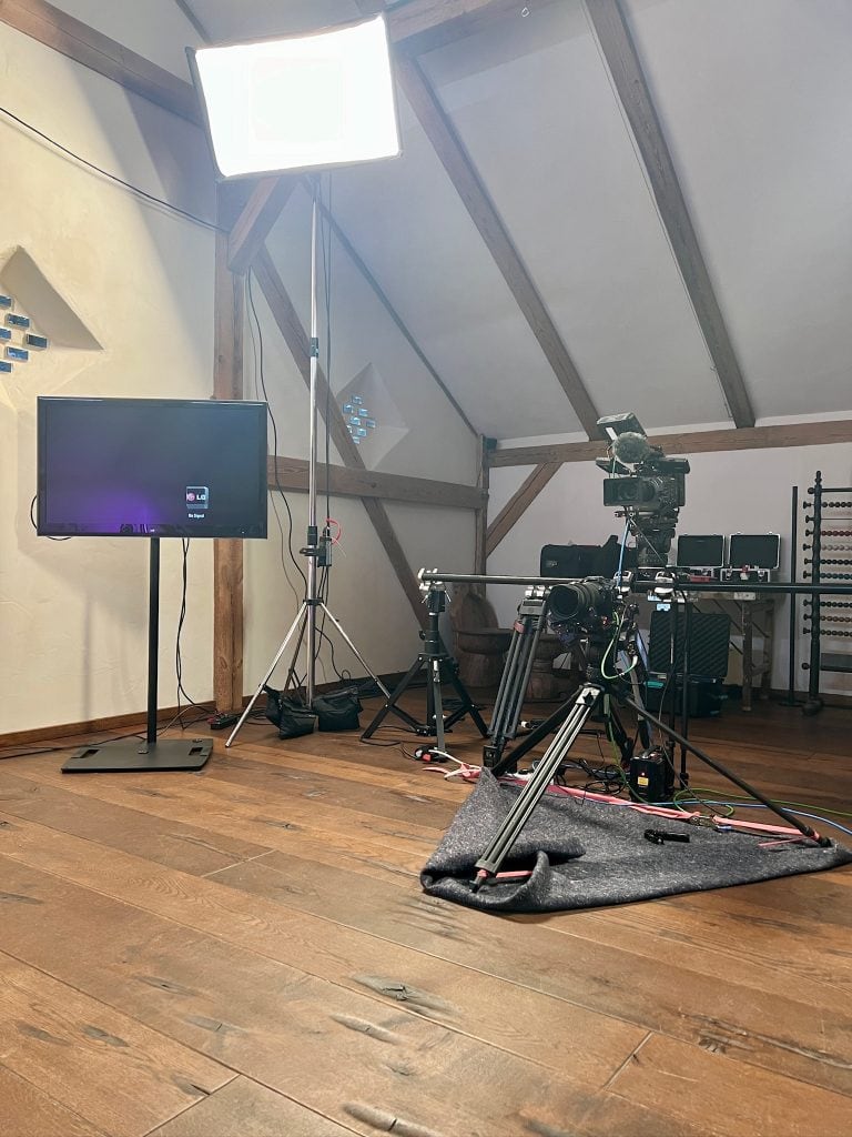 Moderne Videoaufnahme im authentischen Studio bei Gut Leben, Berlin.