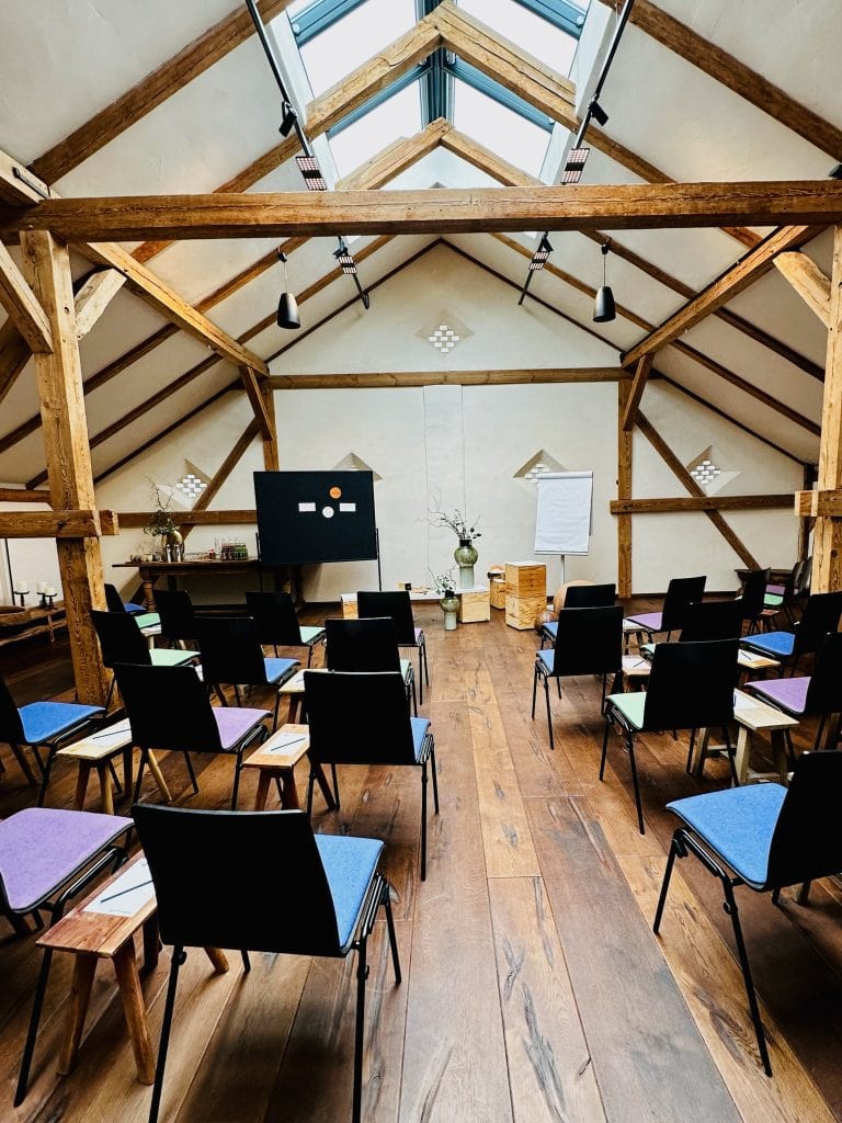 Moderner Veranstaltungsraum im Holzstil für Workshops und Meetings in Berlin.