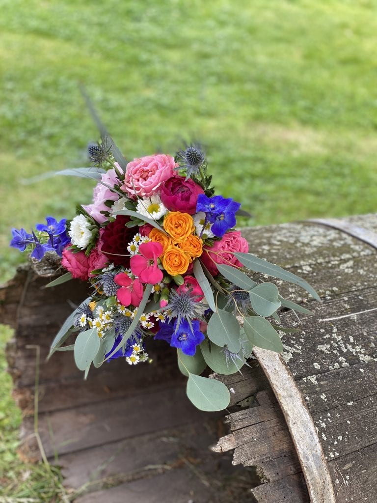 Fr&uuml;hlingsblumenstrau&szlig; mit bunten Blumen, Eukalyptus auf Baumstamm, Natur, Garten, Frische, Dekoration.