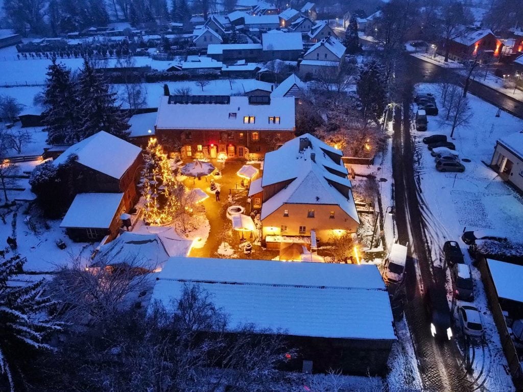 Gemütliches Winterfest mit Weihnachtsbaum und Gartenbeleuchtung bei Gut Leben Berlin.