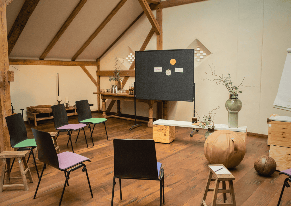 Entspannter Seminarraum mit natürlichen Dekoelementen für ganzheitliches Wohlbefinden.