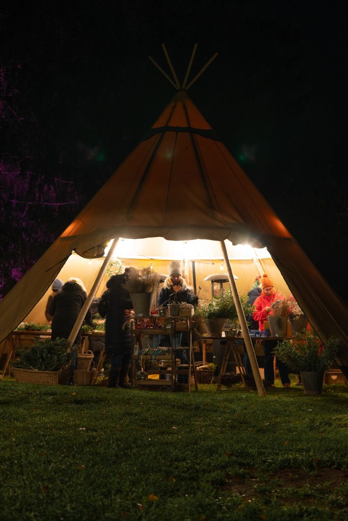 -informativ, gem&uuml;tliches Lagerzelt bei Nacht, nachhaltige Lebensweise, Natur, Gemeinschaft, &ouml;kologisch.