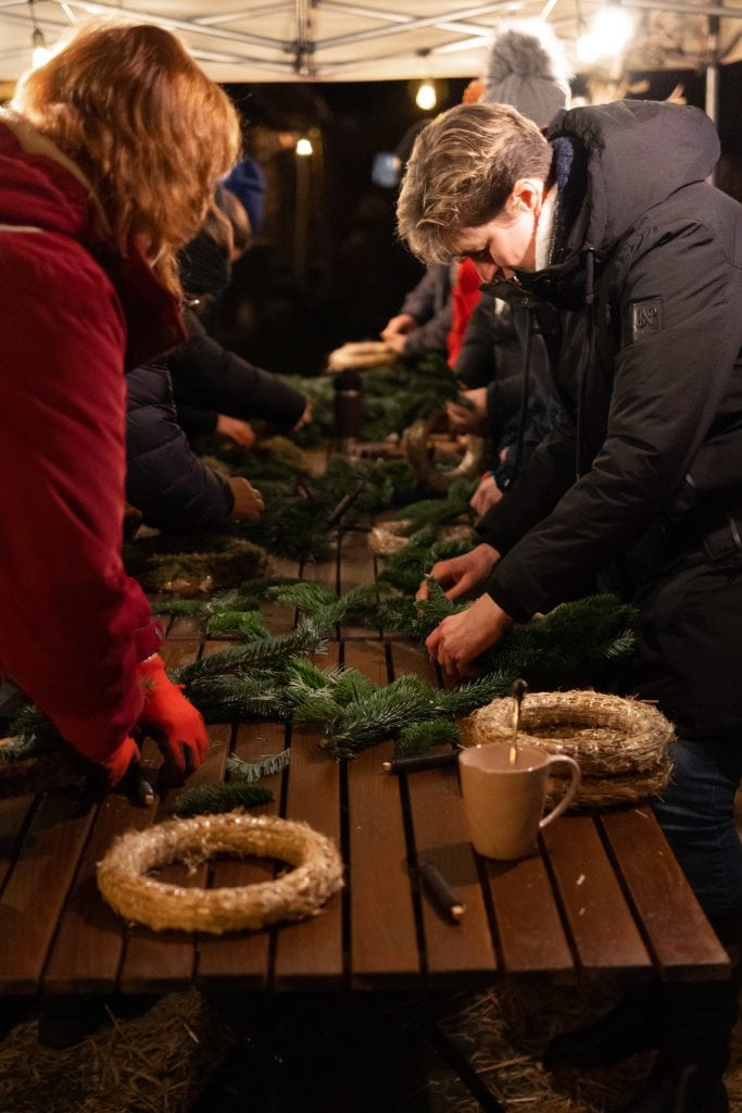 Handgemachte Adventskr&auml;nze bei Gut Leben Berlin | Nachhaltiges Weihnachtsdesign.