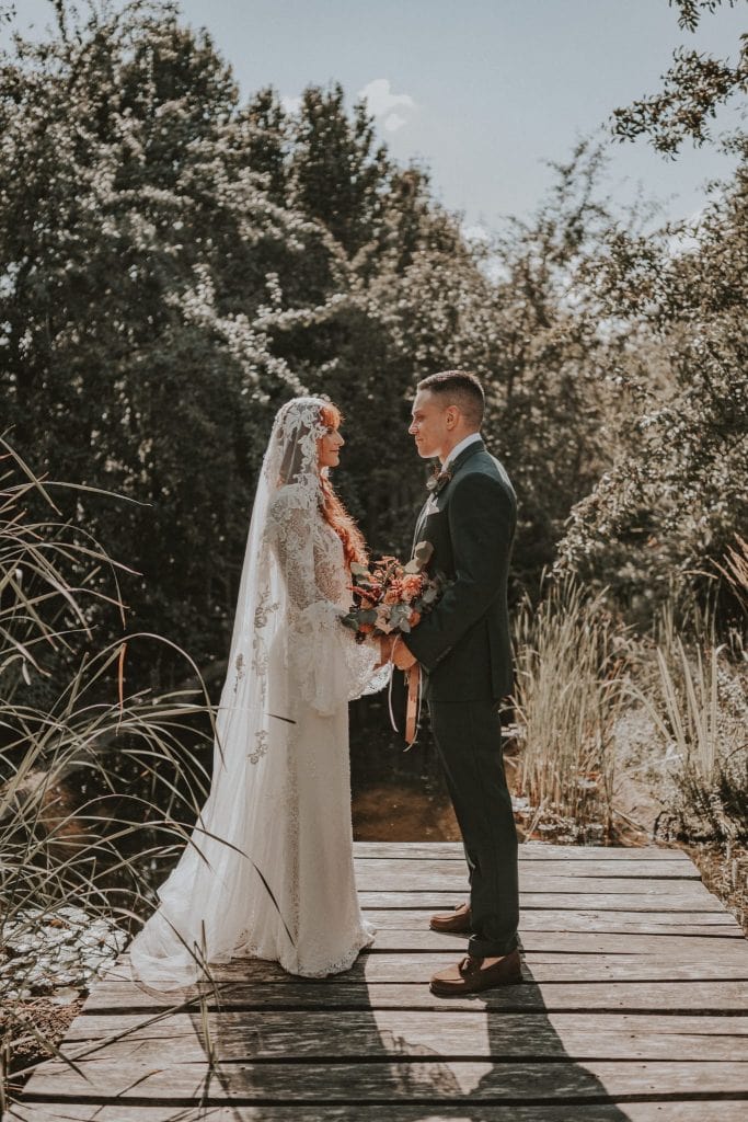 Romantische Hochzeitsfotos im Gr&uuml;nen bei Gut Leben Berlin f&uuml;r nachhaltige Hochzeiten und Naturverbundenheit.