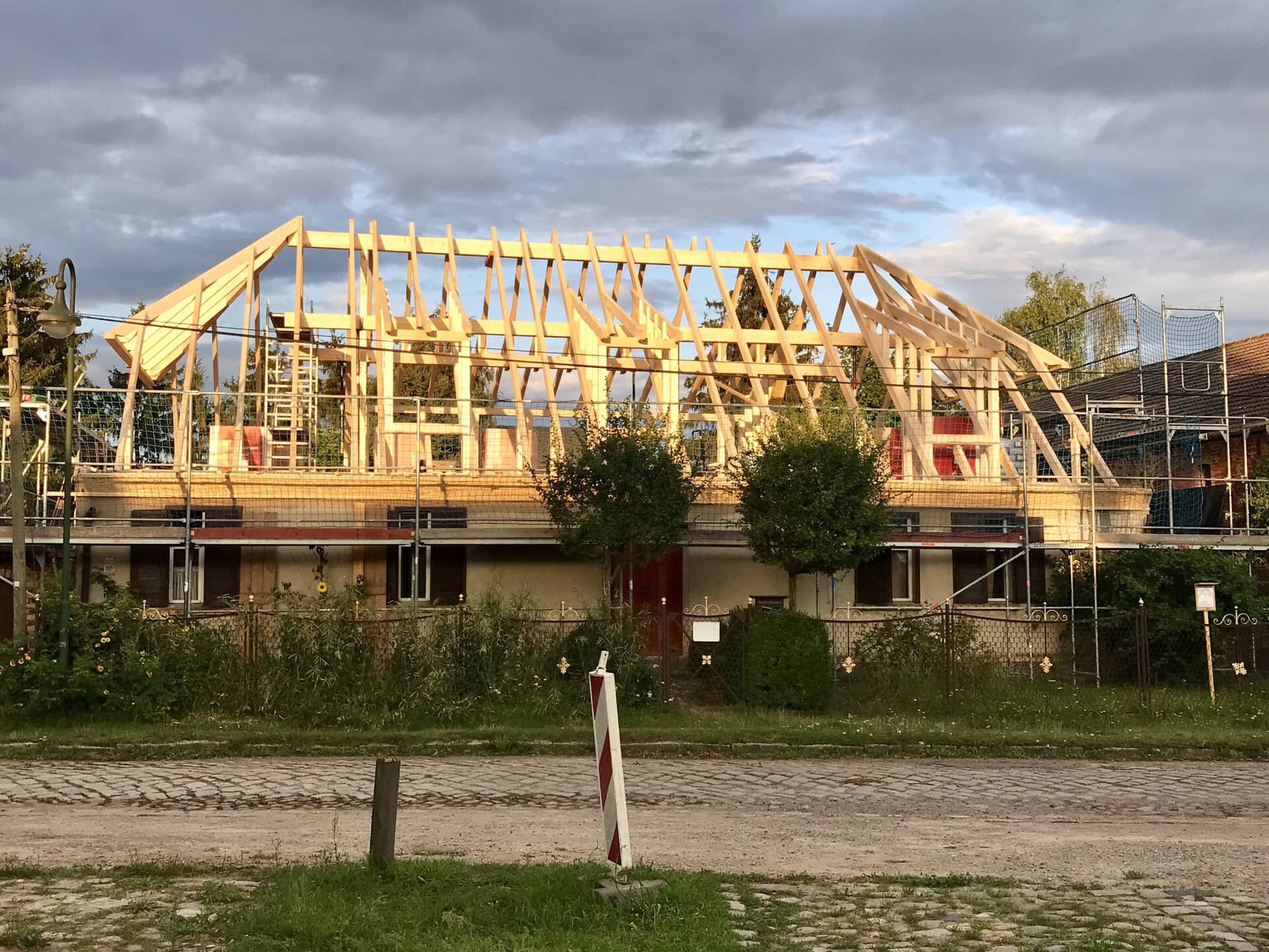 Bau eines nachhaltigen Zero-Waste Hauses in Berlin, Holzrahmen, Garten, umweltfreundliches Wohnprojekt.