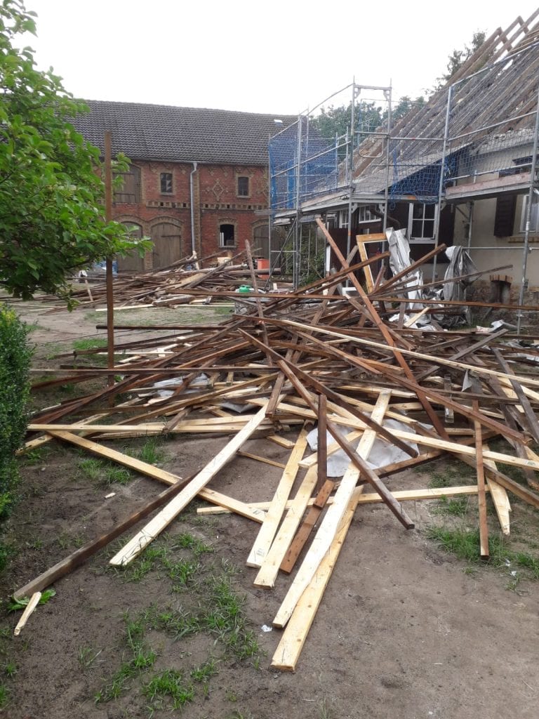 - Abbruch von Holzrahmen bei Bauprojekten in Berlin für nachhaltiges Wohnen und gesunden Lebensstil.