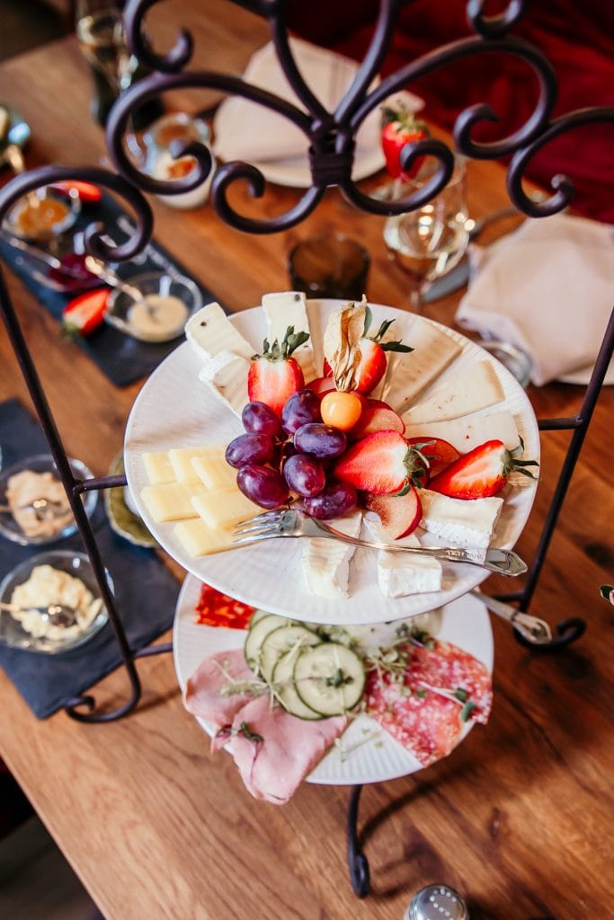 Frisches Käse- und Obstbuffet auf einer eleganten Kaffeeterrasse, ideal für gesunde Ernährung und Genießer.
