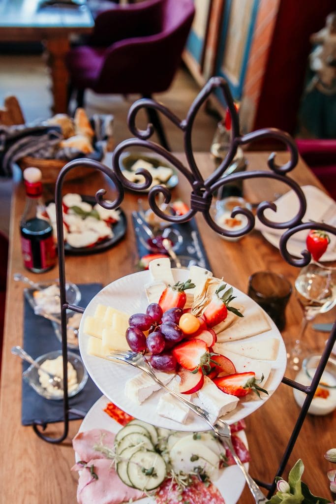 Frühstücksarrangement mit frischen Früchten, Käse und Wurst auf gutem, nachhaltigem Frühstück in Berlin.