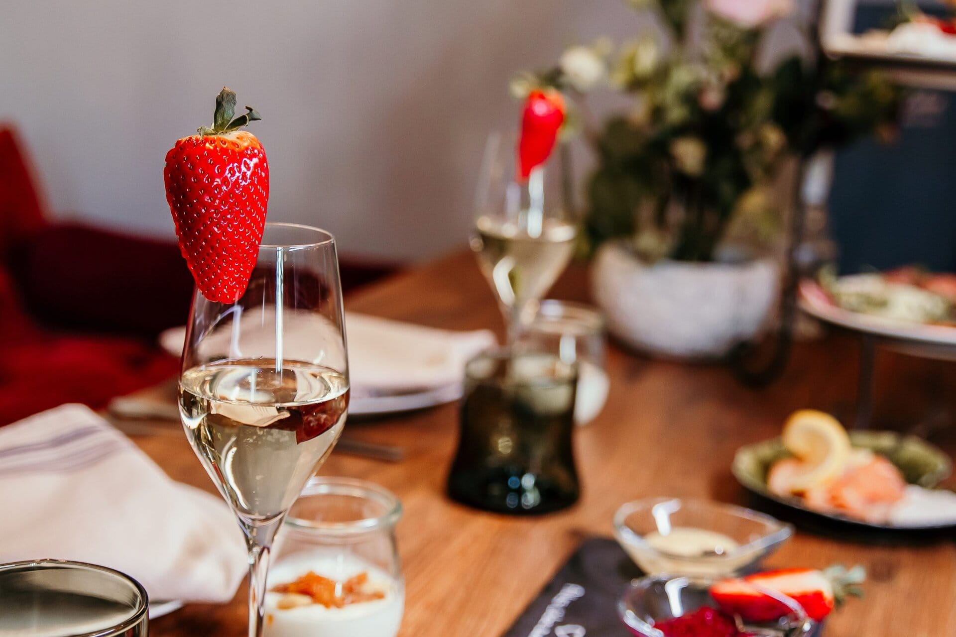 Erdbeere in Sektglas, festliches Highlight, Healthy Living, Genuss, Frische, Eleganz, Vitalität, Genussmomente, Inspiration, Wohlbefinden.