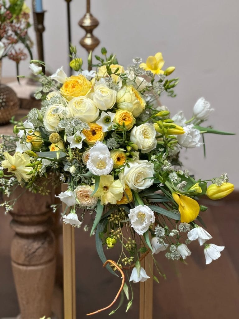 Eleganter Blumenstrau&szlig; mit wei&szlig;en und gelben Fr&uuml;hlingsblumen f&uuml;r ein herzliches Willkommen.