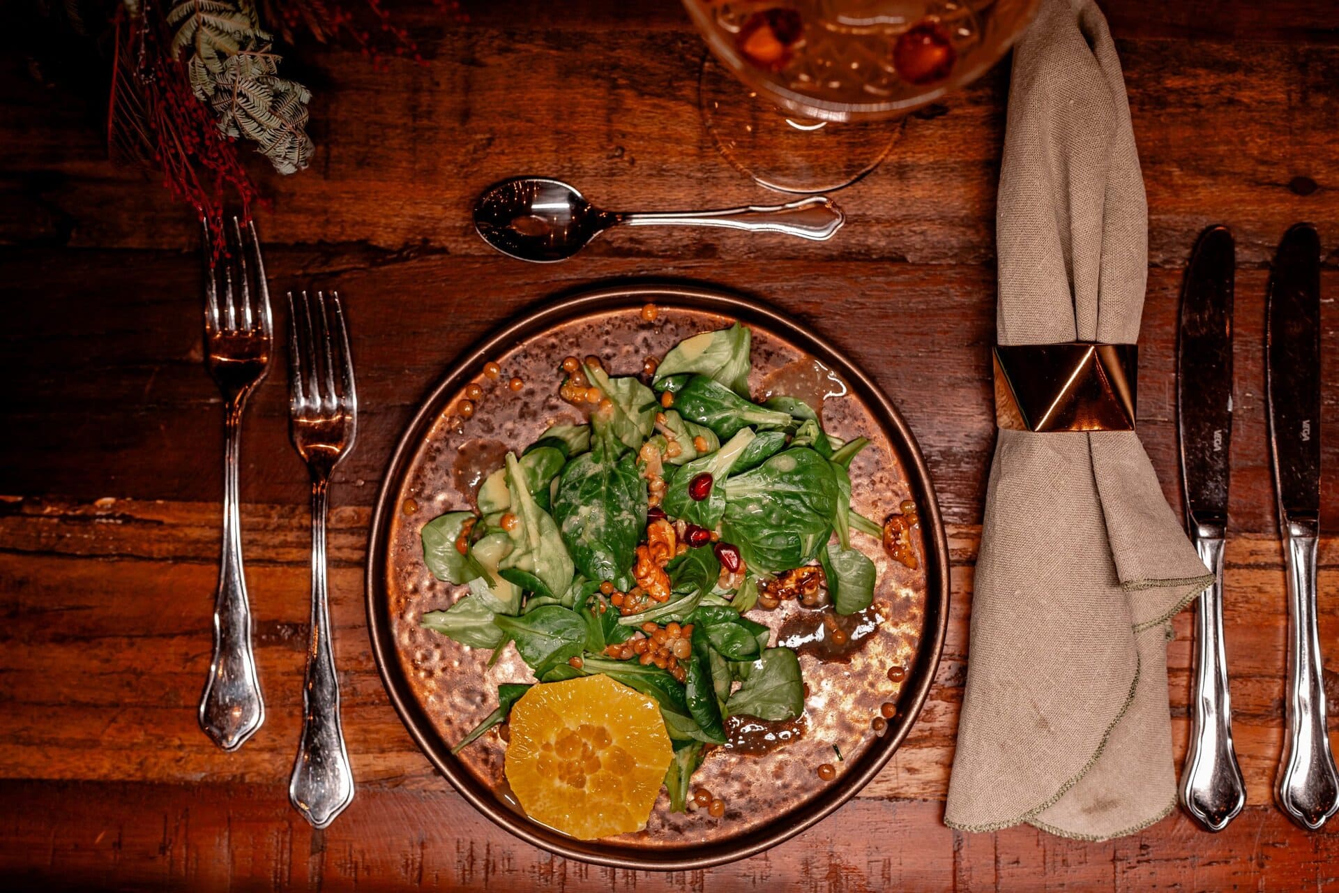 Frischer grüner Salat mit Orange auf einem Holztisch, gesund essen, Gut Leben Berlin.