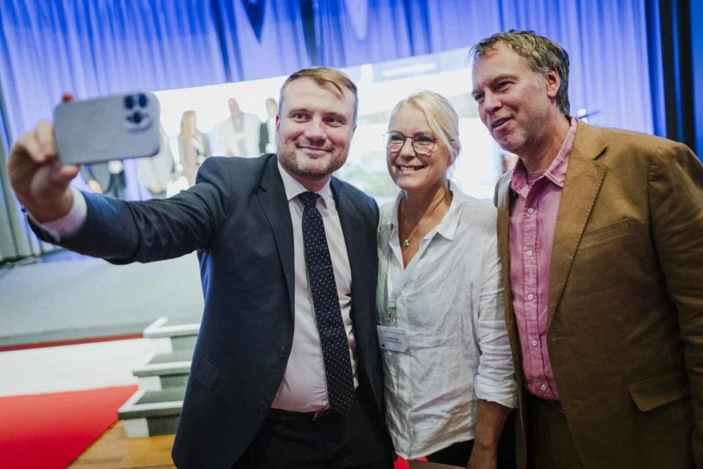 Menschen beim professionellen Gruppenfoto auf einer Veranstaltung in Berlin, gut leben, gesund, Networking.