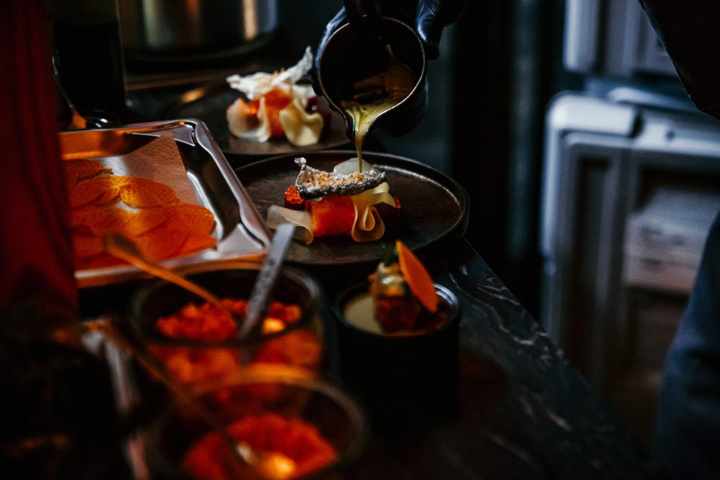 Feines veganes Gericht mit kreativer Präsentation, kreative vegan-freundliche Küche, Gut Leben Berlin.