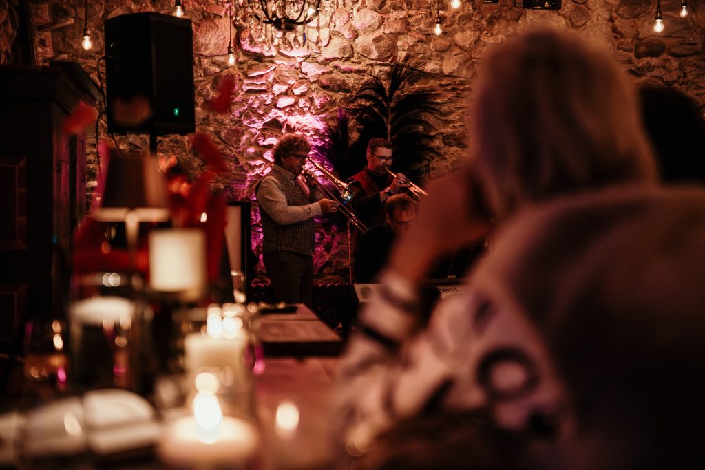 Entspannte Jazzmusik bei einem Abendevent im stilvollen Ambiente von Gut Leben in Berlin.