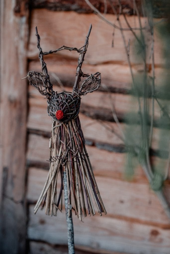 Hirschkopf aus Zweigen, rustikales Dekor, Naturmaterial, nachhaltige Gestaltung, Weihnachtsdeko, Garten, handgefertigt, dekoratives Kunstwerk.