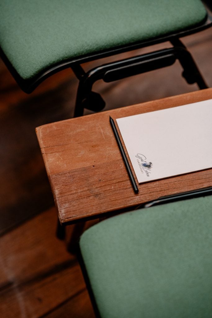 Hochwertige Beratungstheke im Seminarraum bei Gut Leben Berlin.