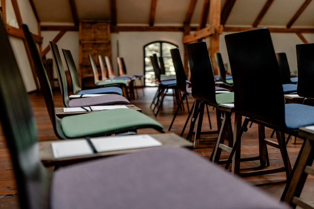 Gemütlicher Sitzbereich in einem nachhaltigen Raum für Gesundheitsveranstaltungen bei Gut Leben Berlin.