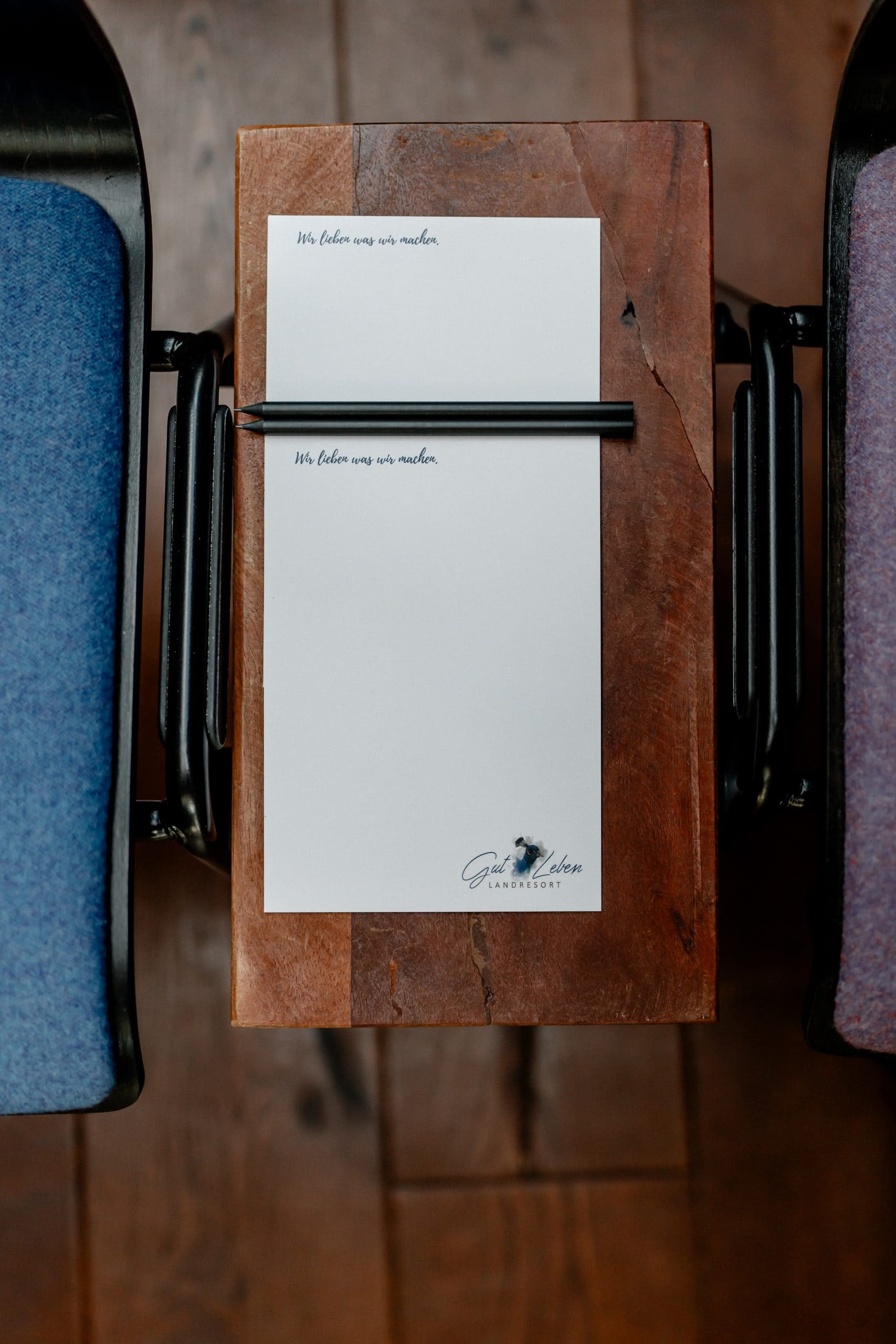 Naturbelassene Notizblock auf Holz Tisch, Umweltbewusstes Schreiben, Nachhaltigkeit am Reisen, Gut Leben Berlin.