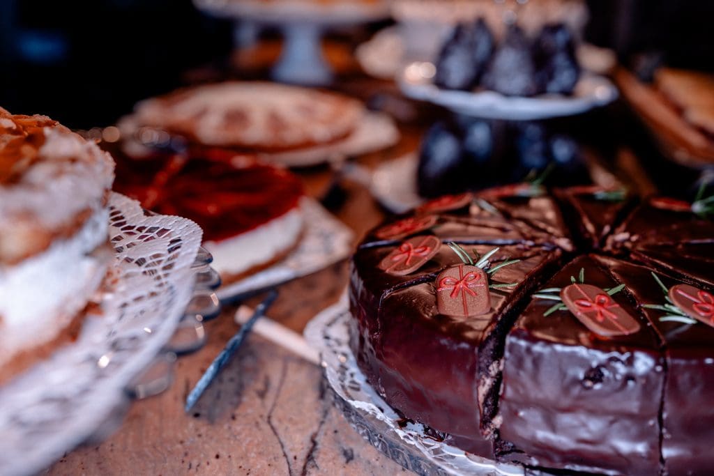Verführerischer Schokoladenkuchen mit festlichen Dekorationen, ideal für besondere Anlässe bei Gut Leben Berlin.