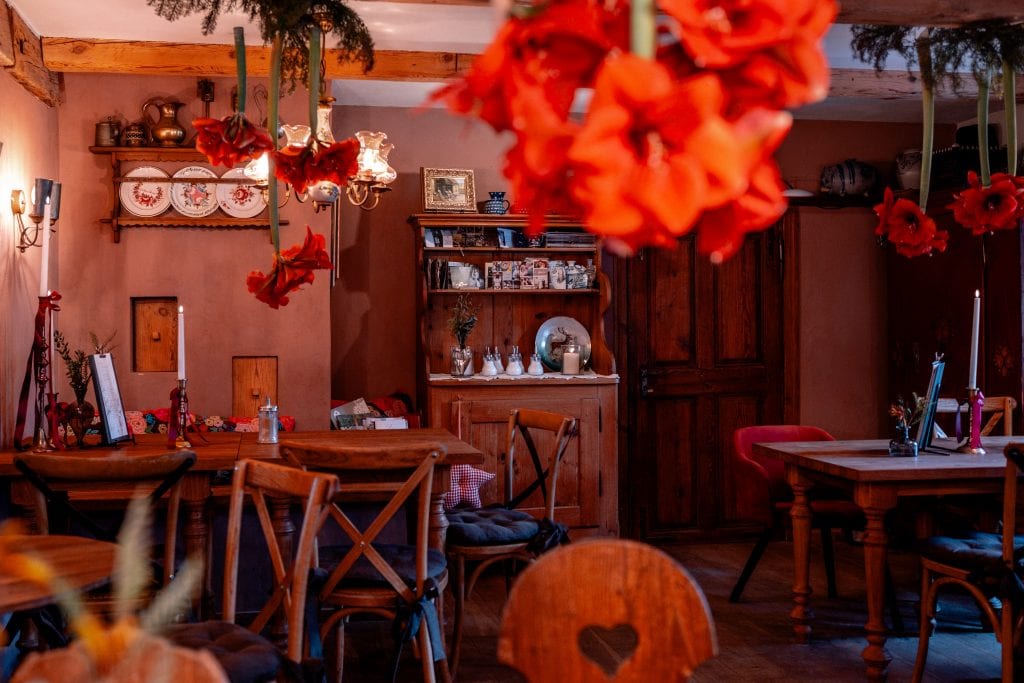 Gemütliches rustikales Restaurant mit handgefertigter Dekoration und warmem Ambiente in Berlin.