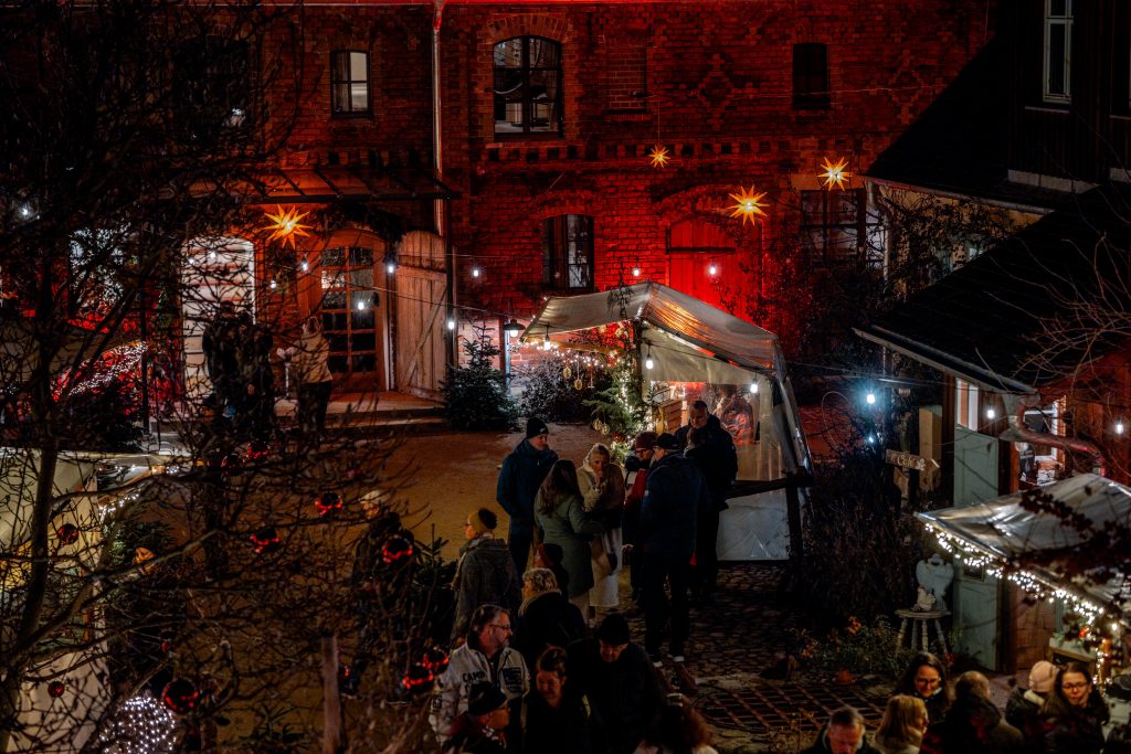 Gemütliche Weihnachtsmarktatmosphäre in Berlin bei Gut Leben, festlich dekoriert und beleuchtet.