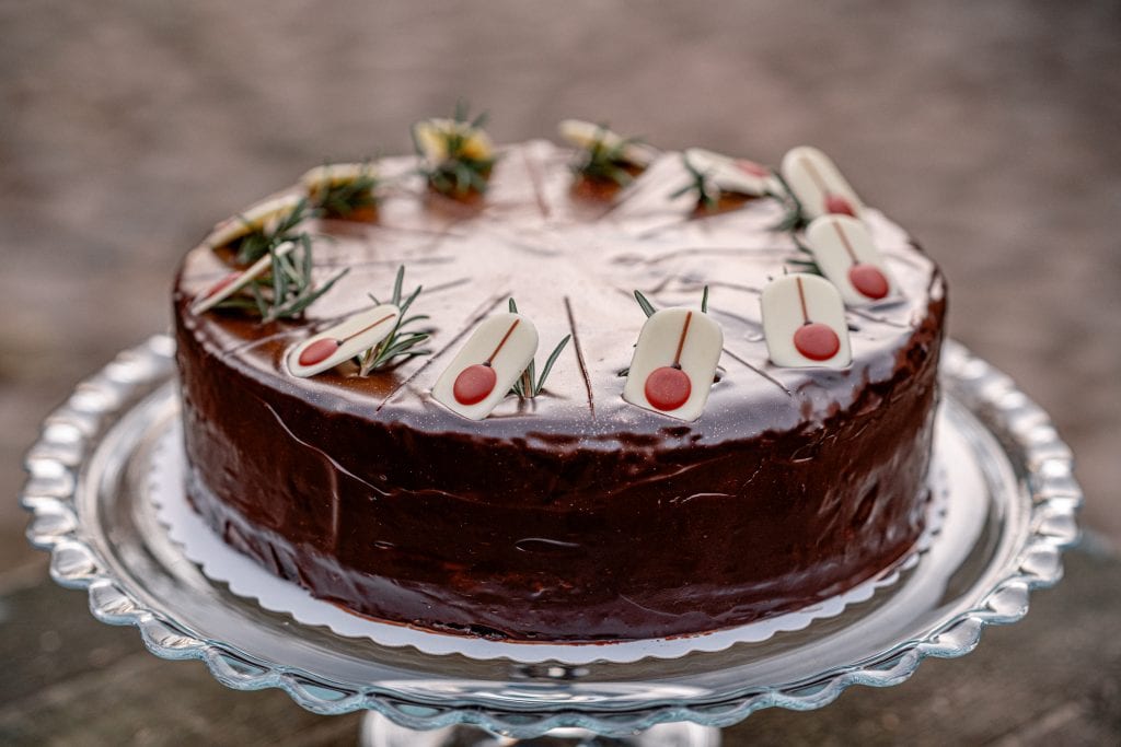 Saftiger Schokoladenkuchen mit Dekoration, perfekt für gesunde Ernährung und Wohlbefinden.