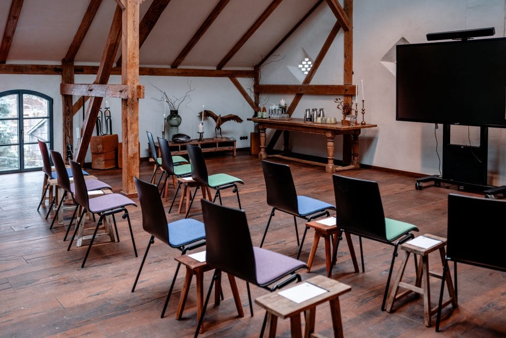 Gemütlicher Seminarraum im Gut Leben Berlin mit nachhaltigem Ambiente.