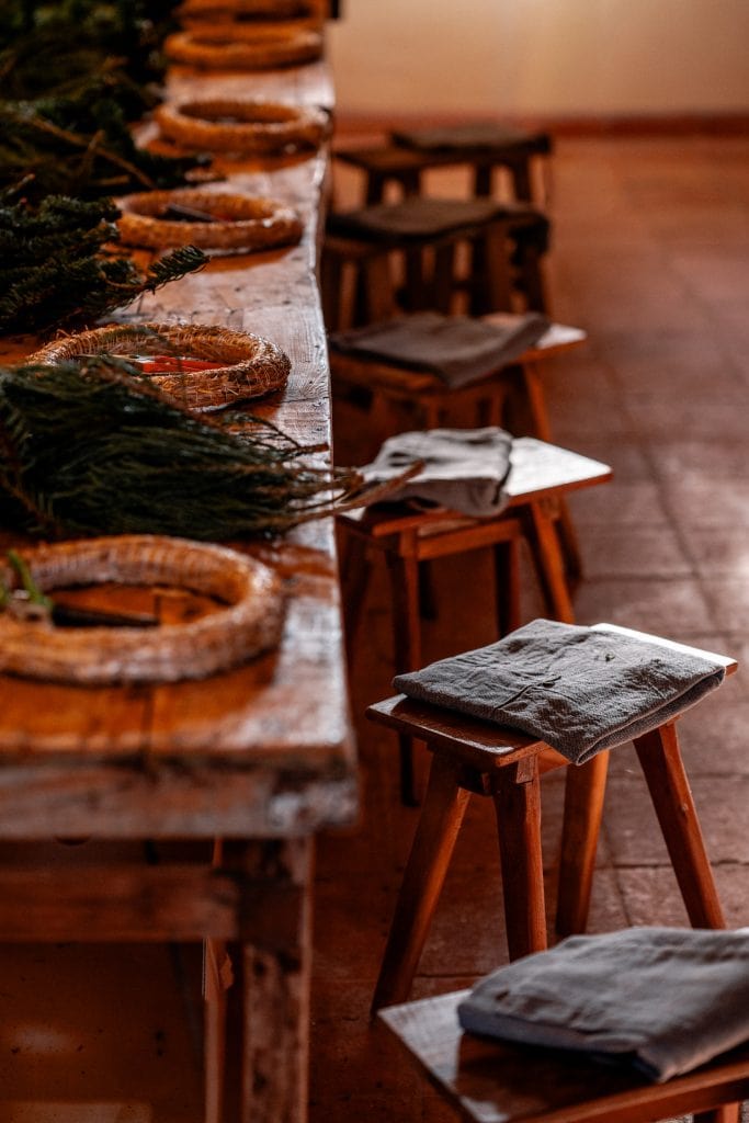 Natürliche Dekorationen und Sitzgelegenheiten für gesundes Leben in Berlin.