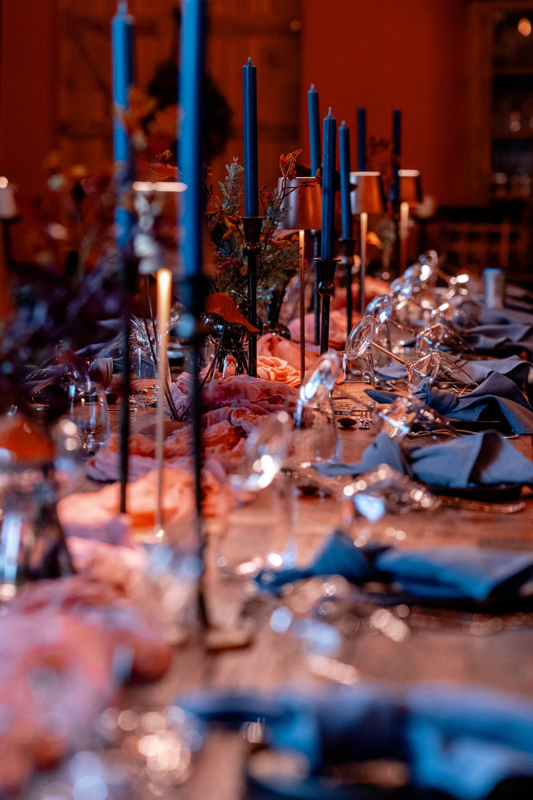 Elegant gedeckter Tisch mit Kerzen, Blumen und stilvoller Tischdekoration für ein gehobenes Dinner.