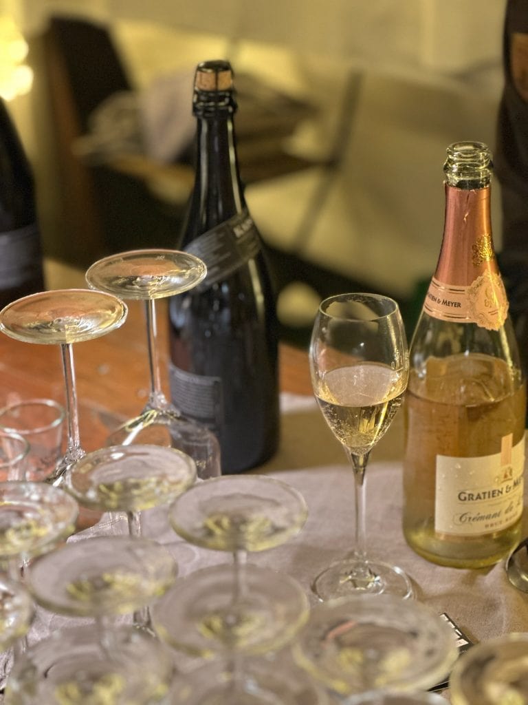 Prickelnder Sekt und Champagner in eleganten Gläsern, ideal für Festlichkeiten und besondere Anlässe.
