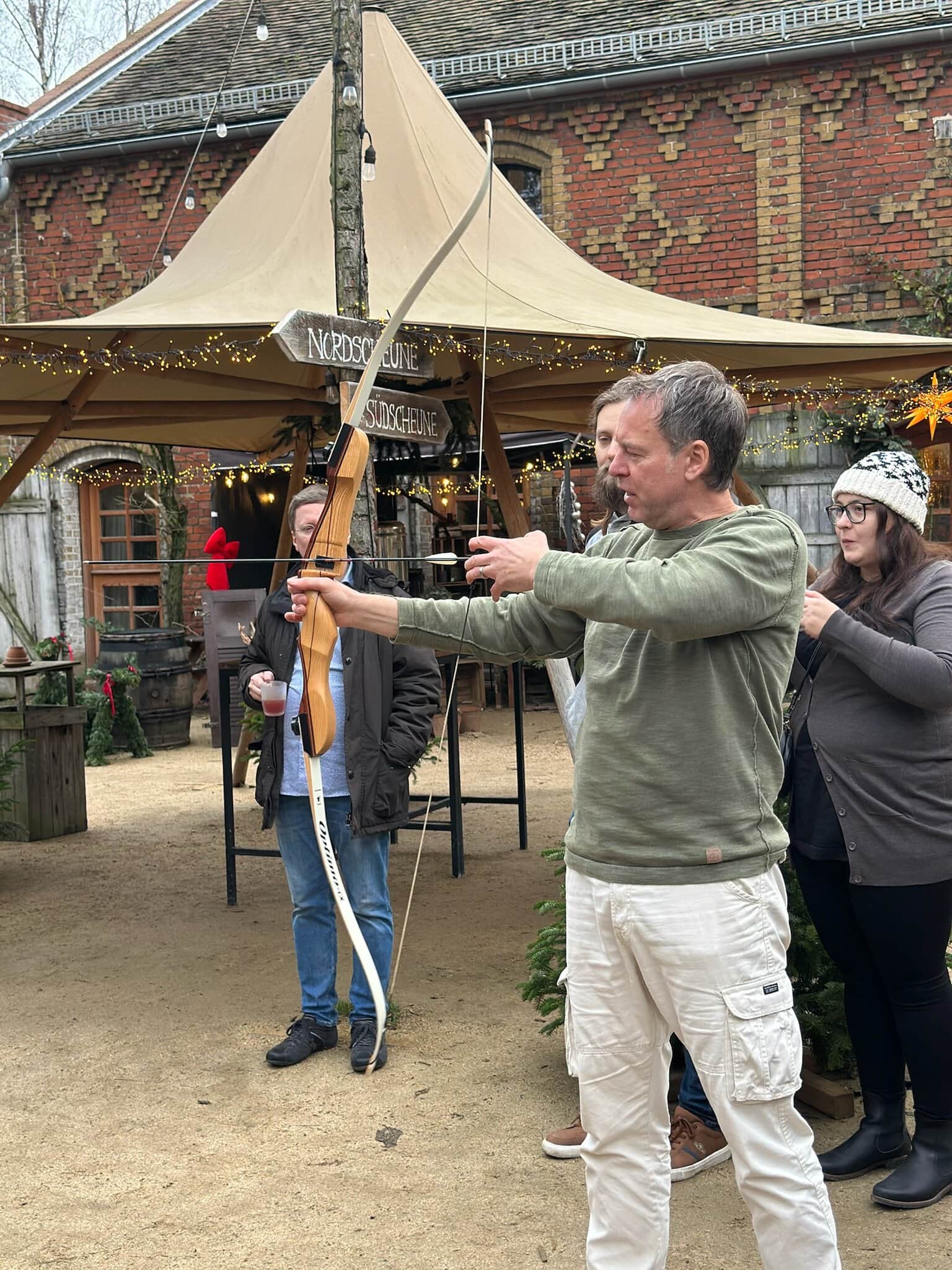 1. Bogen schießen bei Gut Leben in Berlin, outdoor gemütliche Atmosphäre, festliche Stimmung.